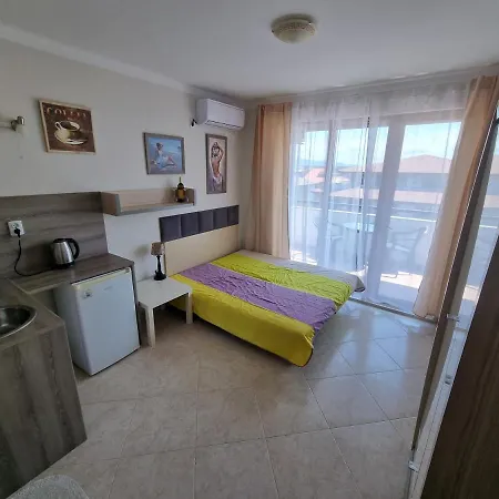 Apartments Primorsko 3* פרימורסקו